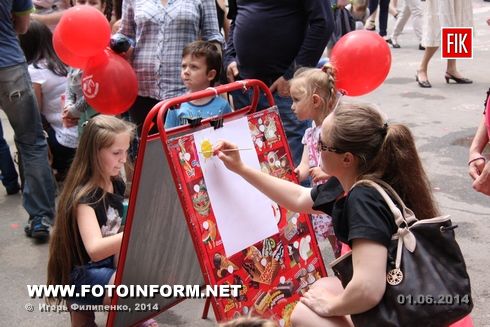 Кировоград: тысячи детей пришли на «детский балаган» (фоторепортаж)