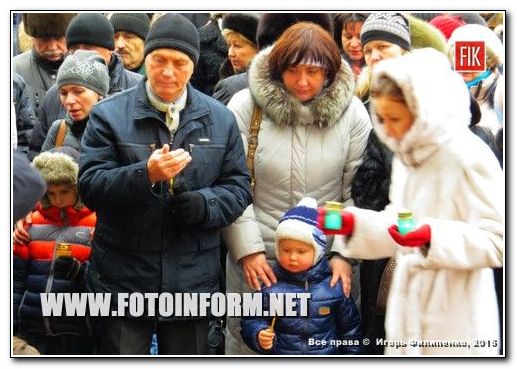 Сегодня в Кировограде жители нашего города скорбят за погибшими мирными людьми в Мариуполе. 