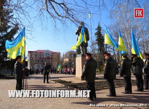 Сегодня, 9 марта, в Кировограде состоялась торжественная церемония возложения цветов к памятнику Тарасу Шевченко, посвященное 201-й годовщине со дня рождения Великого Кобзаря.