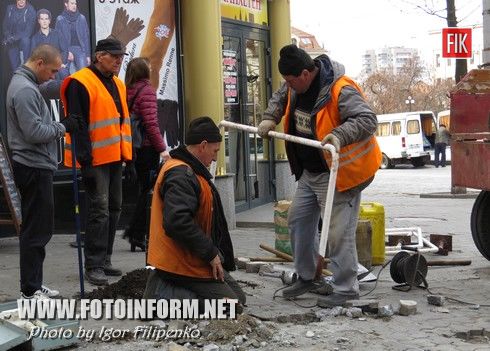Вчера в центре Кировограда продолжились работы по установке ограничителей по улице Дворцовой.
