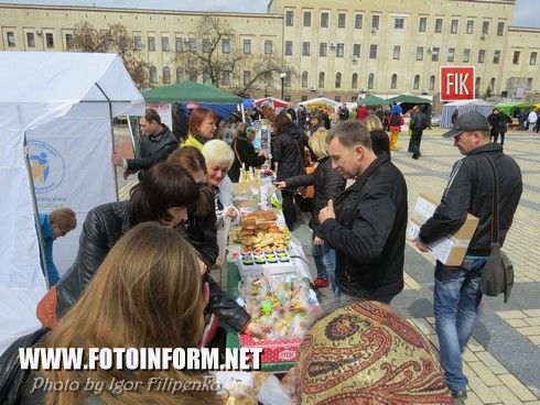 Сегодня, 23 апреля, на центральной площади нашего города проходит книжная выставка - ярмарок «Весняний книговир».