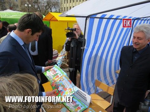 Сегодня, 23 апреля, на центральной площади нашего города проходит книжная выставка - ярмарок «Весняний книговир».