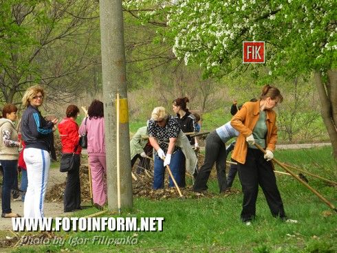 Сегодня, 25 апреля, в Кировограде проходит весенняя толока, которая проводится в рамках месячника по благоустройству областного центра, фото Игоря Филипенко