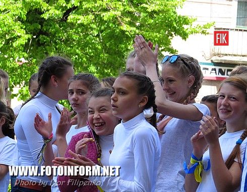 Сьогодні, 8 травня, у День пам’яті та примирення, учні кіровоградських шкіл вшанували пам’ять полеглих у Другій світовій війні та воїнів української армії, що загинули на Сході України.