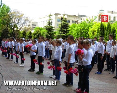 Сьогодні, 8 травня, у День пам’яті та примирення, учні кіровоградських шкіл вшанували пам’ять полеглих у Другій світовій війні та воїнів української армії, що загинули на Сході України.