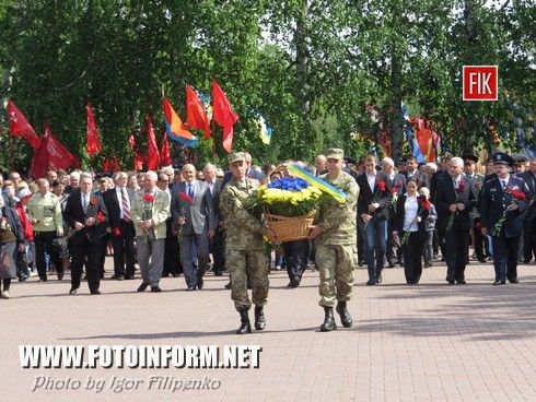 В Кировограде День Победы отметили шествием и возложением цветов (ФОТО)