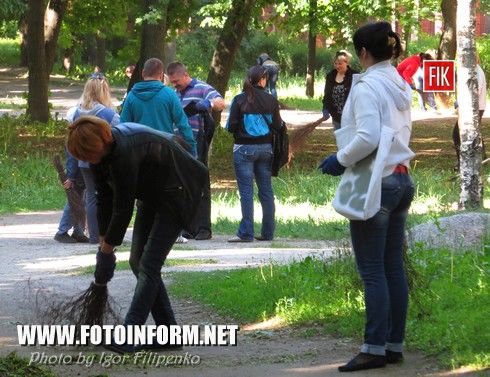 Сегодня, 16 мая, в Ковалевском парке было шумно и весело сотни кировоградцев пришли на субботник.
