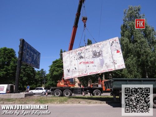 На выходных, на перекрестке улиц Пацаева и Конева был произведен демонтаж билборда-чебурашка.