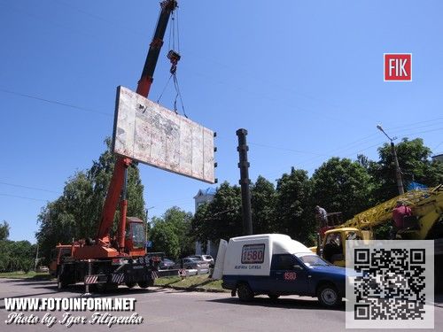 На выходных, на перекрестке улиц Пацаева и Конева был произведен демонтаж билборда-чебурашка.