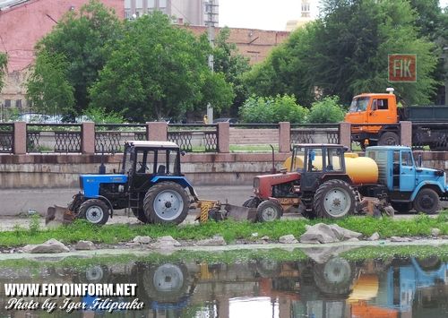 Сегодня, 24 июня, в центре Кировограда коммунальные службы города наводили порядок на набережной. С помощью техники коммунальшики чистили русло Ингула от различного мусора .