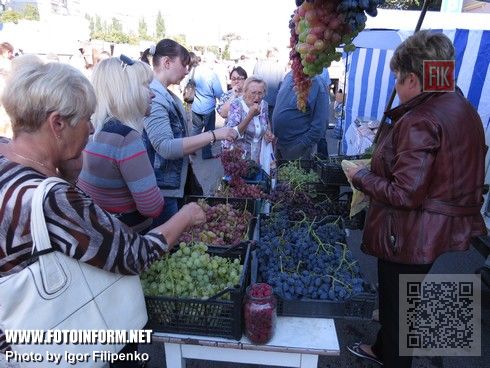 на площади имени Богдана Хмельницкого состоялась предпраздничная ярмарка сельскохозяйственной продукции, сообщает FOTOINFORM.NET.