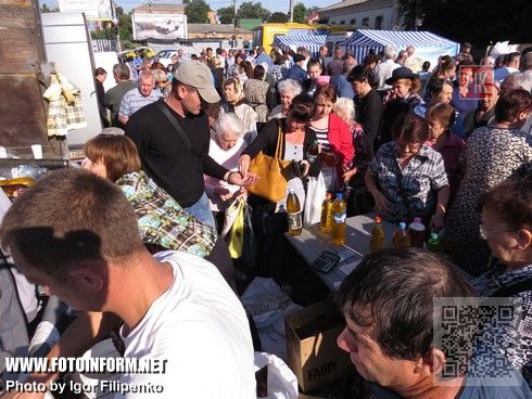 на площади имени Богдана Хмельницкого состоялась предпраздничная ярмарка сельскохозяйственной продукции, сообщает FOTOINFORM.NET.