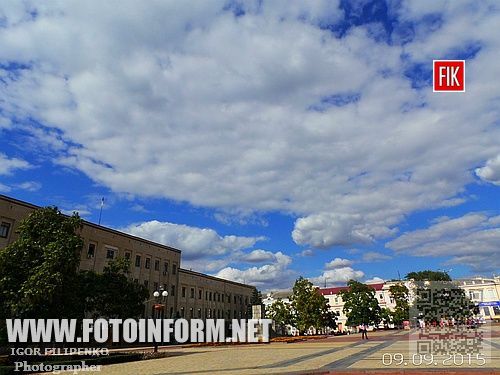Второй день подряд в Кировограде стоит настоящая осенняя погода. Предлагаем посмотреть , как выглядит площадь Героев Майдана с красивыми облаками в небе. 