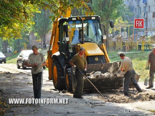 Сегодня, 24 сентября, в Кировограде по улице Зинченко, 5 начались работы по ремонту внутридомовых дорог.