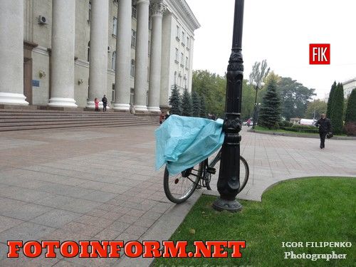 Кировоград: привязал цепями прямо на центральной площади (ФОТО)