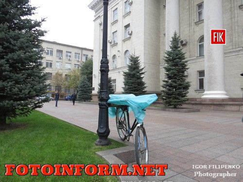 Кировоград: привязал цепями прямо на центральной площади (ФОТО)