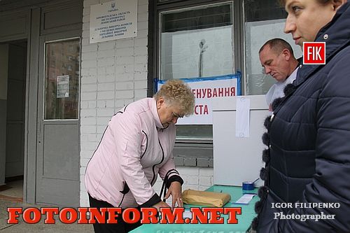 Сегодня, 25 октября, в Кировограде, как и по всей Украине, проходят выборы в областные и городские советы, так избирают мэров городов