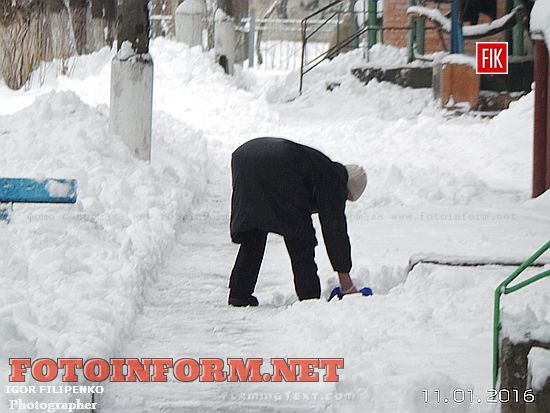 Кировоградцы откапываются после ночного снегопада (ФОТО)