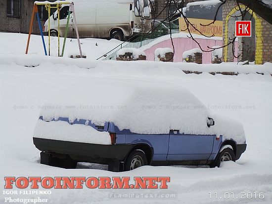 Кировоградцы откапываются после ночного снегопада (ФОТО)