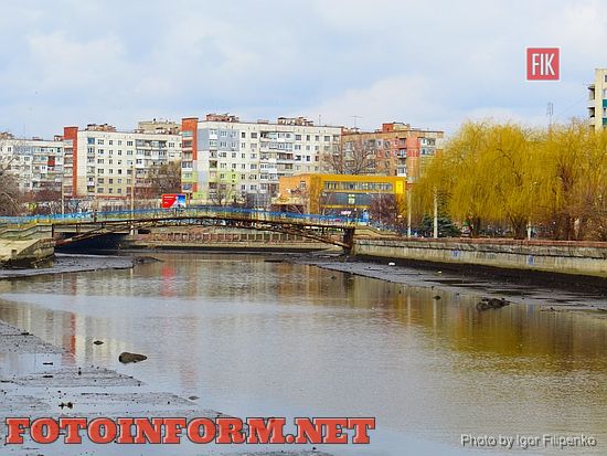 Сегодня в центральной части Кировограда на набережной многие жители города заметили , что уровень воды в реке Ингул слишком понизился.