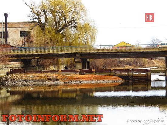 Сегодня в центральной части Кировограда на набережной многие жители города заметили , что уровень воды в реке Ингул слишком понизился.