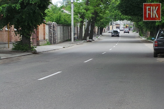 Для безопасности пешеходов и движения транспорта на улицах Кировограда проводят работы по восстановлению дорожной разметки.