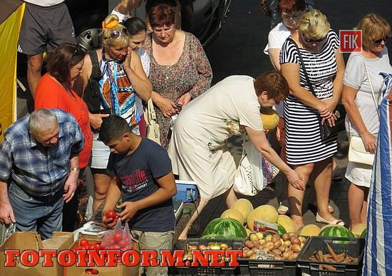Сегодня, 29 июля, на площади возле Кировоградского городского совета проходит ярмарка. Мероприятие приурочено к празднованию Дня работников торговли.