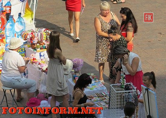 Сегодня, 29 июля, на площади возле Кировоградского городского совета проходит ярмарка. Мероприятие приурочено к празднованию Дня работников торговли.