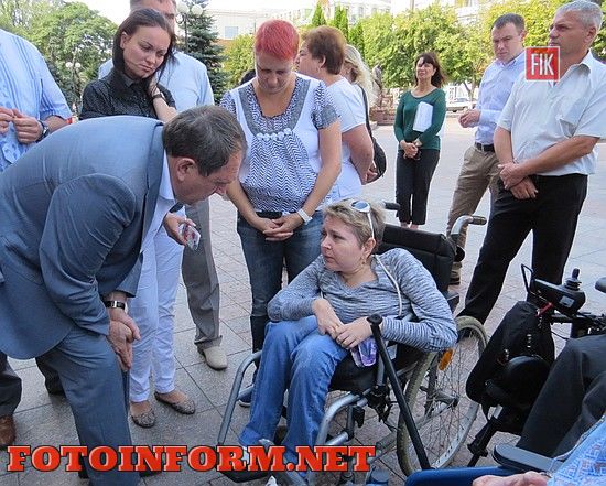 Кропивницкий: возле горсовета инвалиды провели акцию (ФОТО)
