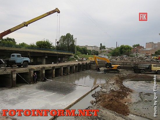Продолжается реконструкция перекрывающего сооружения на Ингуле по улице Михайловской