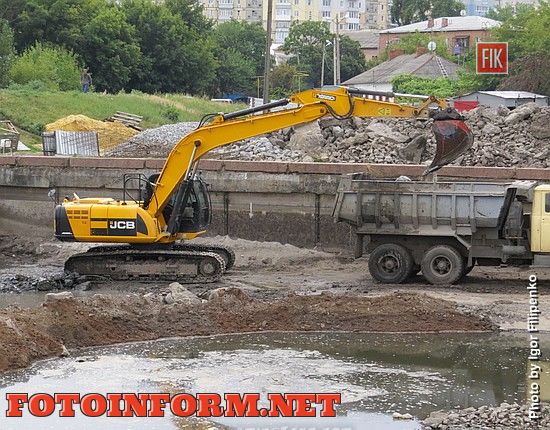 Продолжается реконструкция перекрывающего сооружения на Ингуле по улице Михайловской