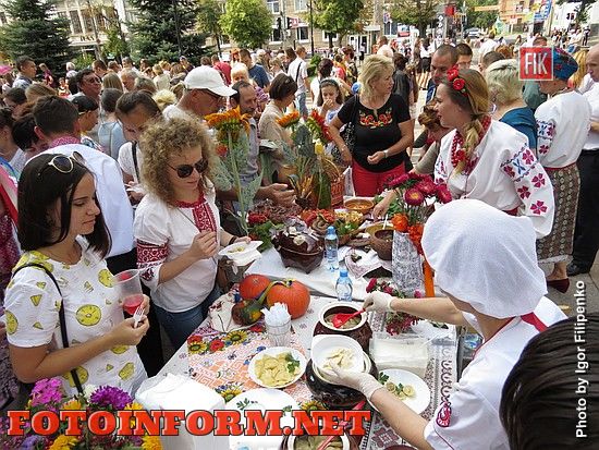 Кропивницкий: горожане в центре города полакомились вкусностями (фоторепортаж)