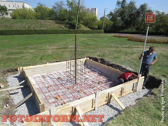 Сегодня, 5 сентября, на месте временного памятного знака жертвам Голодомора на Крепостных Валах начались строительные работы. 