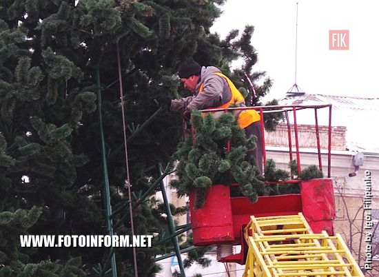 Сегодня, 18 декабря, на центральной площади Кропивницкого преобразилась главная елка областного центра.