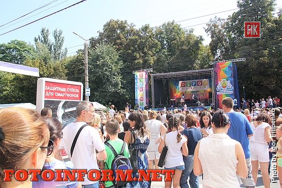 В центре Кропивницкого собралось большое количество жителей города (фоторепортаж)