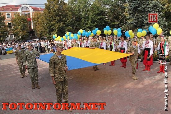 Сегодня, 23 августа, в День Государственного Флага, в Кропивницком, возле памятника Тарасу Шевченко, состоялась торжественная церемония возложения цветов и поднятия флага Украины.