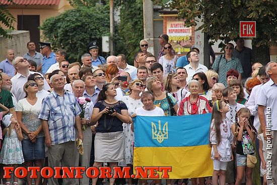Сегодня, 23 августа, в День Государственного Флага, в Кропивницком, возле памятника Тарасу Шевченко, состоялась торжественная церемония возложения цветов и поднятия флага Украины.