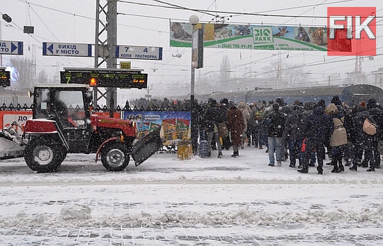 Щоденно, починаючи з 6 січня, не менш 3,5 тис. працівників регіональної філії «Одеська залізниця» ПАТ «Укрзалізниця» долають наслідки сильних снігопадів на півдні та в центральній частині країни.