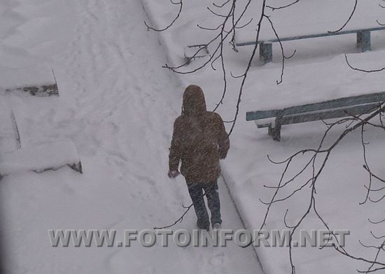 Сегодня, 6 января, в городе начался снегопад, который под вечер только усилился. Жители города стараются смотреть под ноги, так как снег покрыл ступеньки и бордюры пешеходных тротуаров. 