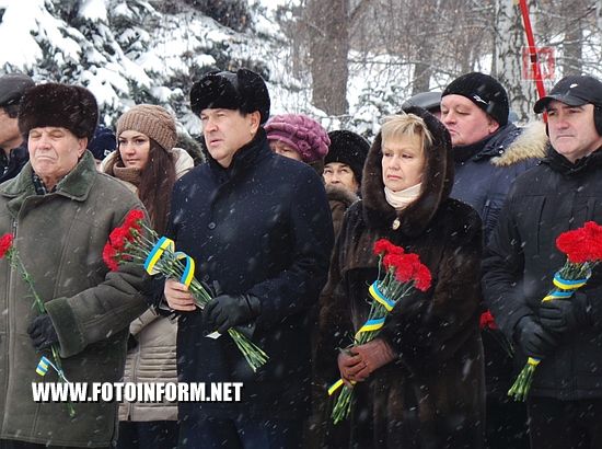 Сегодня, 8 января, около двух сотен жителей нашего города пришли на Мемориальный комплекс «Крепостные Валы», чтобы возложить цветы, тем самым почтить память погибших освободителей нашего города от гитлеровской оккупации.