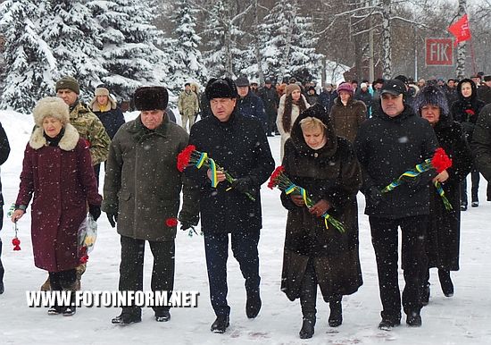Сегодня, 8 января, около двух сотен жителей нашего города пришли на Мемориальный комплекс «Крепостные Валы», чтобы возложить цветы, тем самым почтить память погибших освободителей нашего города от гитлеровской оккупации.