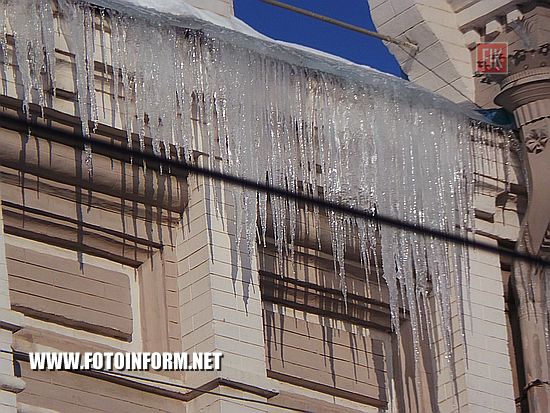 Кропивницкий: ледяные «убийцы» ждут свою жертву, сосульки на домах в центре Кропивницкого