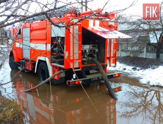 За минулу добу пожежно-рятувальні підрозділи Кіровоградської області тричі виїжджали для надання допомоги населенню по відкачці талих вод, які загрожували підтопленням приватних домоволодінь.