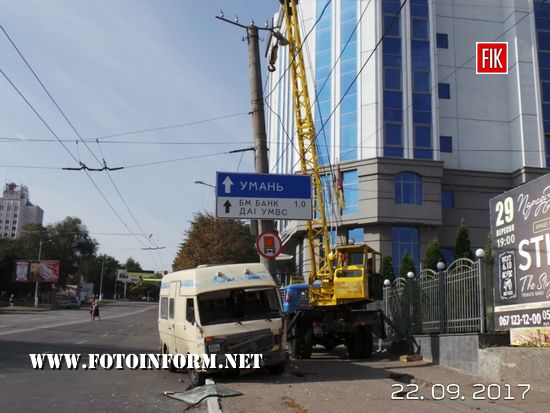 Аварія у Кропивницькому: автівка знесла електроопору 