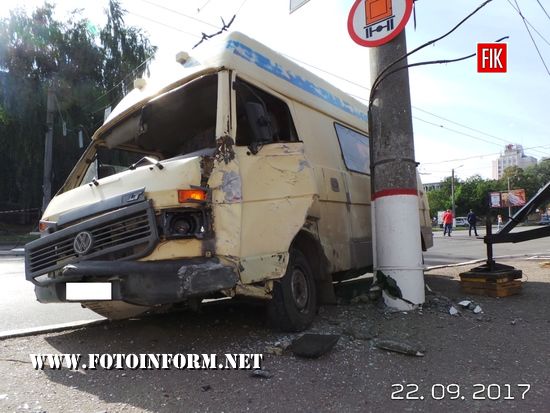 Аварія у Кропивницькому: автівка знесла електроопору 