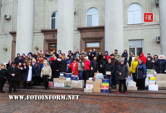 Сьогоднi, 5 грудня, у Кропивницькому на площі біля міськради представники медичних установ міста та шкіл зібрали понад дві сотні коробок iз продуктами, солодощами та подарунками воїнам АТО.