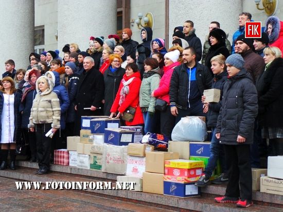 Сьогоднi, 5 грудня, у Кропивницькому на площі біля міськради представники медичних установ міста та шкіл зібрали понад дві сотні коробок iз продуктами, солодощами та подарунками воїнам АТО.