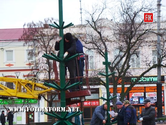 У Кропивницькому на головній площі міста встановлюють ялинку (ФОТО)
