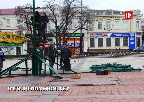 У Кропивницькому на головній площі міста встановлюють ялинку (ФОТО)