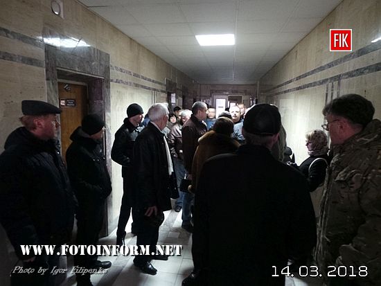 У Кропивницькому депутати міськради намагалися потрапити до приміщення Кіровоградгаз (ВІДЕО, ФОТО)